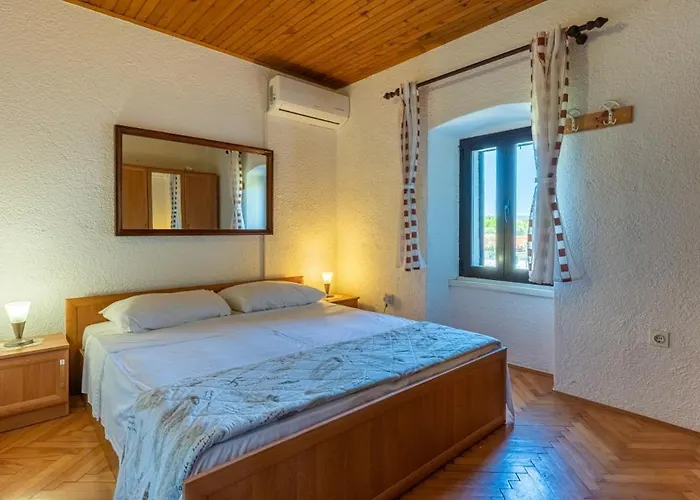In Stivan With Balcony, Air Conditioning, Wifi, Washing Machine 5196-1 Apartment